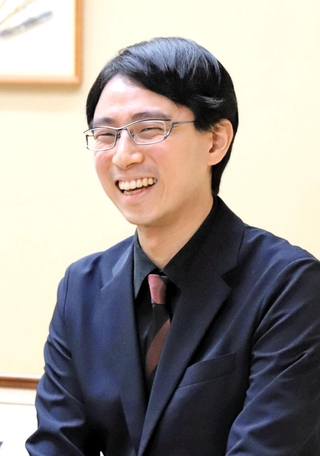 五冠達成を決め、笑顔を見せる一力遼四冠＝２１日午後、神戸市中央区波止場町、ホテルオークラ神戸