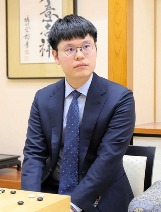 関西棋院第一位決定戦で９連覇を決めた対局後、取材に応じた余正麒第一位＝１０日、大阪市中央区、関西棋院