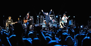 追悼ライブで演奏するガガガＳＰ＝ワールド記念ホール