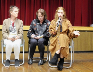 「さまざまな感情が引き出される映画だった」と話すソフィア・クリメツさん（右）＝神戸市長田区二葉町７