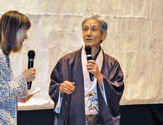 桂米朝さんと錦影絵の関わりについて話す桂米団治さん（右）＝大阪市中央区平野町４