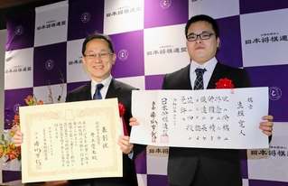 師弟での撮影に笑顔で応じた井上慶太九段（左）と生垣寛人四段＝関西将棋会館