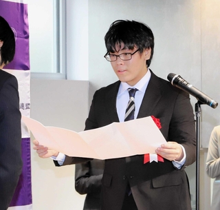 式典で免状を受け取った山下数毅四段＝関西将棋会館