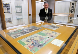 浮世絵や川端康成が揮毫した書などが並ぶ大囲碁史展の会場＝大阪商業大学、谷岡記念館