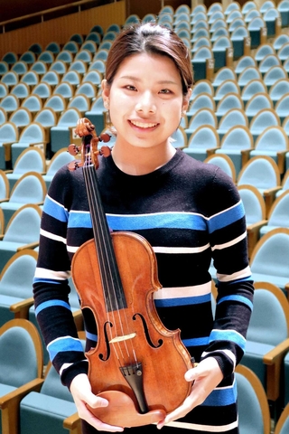 パガニーニ国際バイオリンコンクール２位の快挙を受け、喜びを語った吉本梨乃＝兵庫県市川町、市川町文化センター