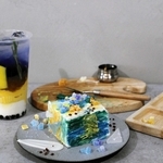 「夜のカフェテラス」をモチーフにしたドリンクと模写を体験できる「キャンバス・ケーキ」＝大阪市中央区谷町６