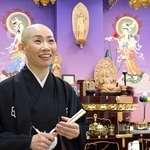 僧侶と落語家の顔を持つ露の団姫＝尼崎市西長洲町２、道心寺