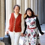 リサイタルで新曲を披露する紙ふうせんの後藤悦治郎（左）と平山泰代