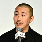 舞台挨拶で「実際の季節を楽しむように映画を楽しんでほしい」と話す三宅唱監督（（Ｃ）２０２５「旅と日々」製作委員会）