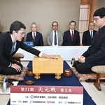 第３局で第一着を打つ志田達哉八段（左）。右は一力遼天元＝９日午前、佐賀県唐津市、おんくり唐津