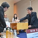 天元戦第３局を制し、感想戦で対局を振り返る一力遼天元（右）。左は志田達哉八段＝９日午後、佐賀県唐津市、おんくり唐津