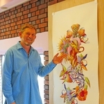 神戸で彩色した植物画について説明するミロン・シュミュッケルさん＝神戸市中央区山本通２