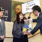 20万人目に選ばれた谷真紗子さん（中央）と、友人の浅沼杏佳さん（左）＝14日午後、神戸市中央区、神戸市立博物館（撮影・丸山桃奈）