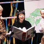 猫にふんした座員が躍動する「ルドルフとイッパイアッテナ」の一場面（こんにゃく座提供）