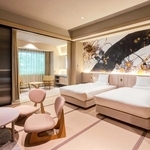 亀の井ホテル有馬、プレミアム和洋室のベッドルーム＝神戸市北区有馬町（アイコニア・ホスピタリティ提供）