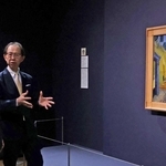 ゴッホの「夜のカフェテラス」を鑑賞し、解説を聞く内堀雅雄福島県知事（右）＝神戸市中央区京町、神戸市立博物館