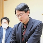 対局後、盤上を見つめる一力遼四冠＝２１日午後、神戸市中央区波止場町、ホテルオークラ神戸