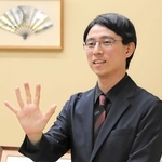 五冠達成を決めた対局後、ポーズを取った一力遼四冠＝２１日午後、神戸市中央区波止場町、ホテルオークラ神戸