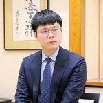 関西棋院第一位決定戦で９連覇を決めた対局後、取材に応じた余正麒第一位＝１０日、大阪市中央区、関西棋院