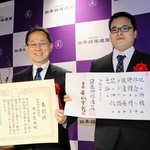 師弟での撮影に笑顔で応じた井上慶太九段（左）と生垣寛人四段＝関西将棋会館