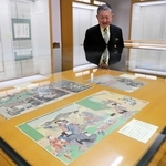 浮世絵や川端康成が揮毫した書などが並ぶ大囲碁史展の会場＝大阪商業大学、谷岡記念館