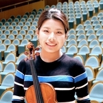 パガニーニ国際バイオリンコンクール２位の快挙を受け、喜びを語った吉本梨乃＝兵庫県市川町、市川町文化センター