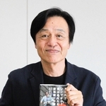 新著を手に、「定年を機に充実した老後を送ってほしい」と話す北口正人さん＝神戸新聞社