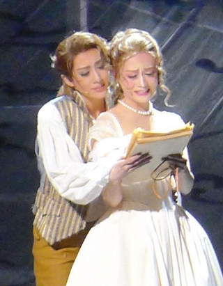 互いの愛を確かめ合うゲーテ（永久輝せあ、左）とロッテ（星空美咲）＝梅田芸術劇場