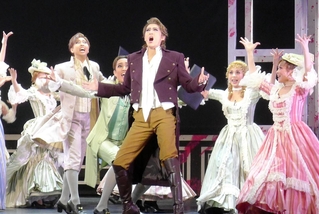 宝塚歌劇花組公演「ゲーテ！」で主役のゲーテを演じるトップ・永久輝せあ（中央）＝梅田芸術劇場