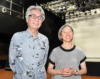 神戸新聞の取材に応じる大谷燠さん（左）と文さん＝神戸市長田区（２０１９年）