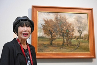 「お気に入りの作品の一つ」という「秋の風景」（１８８５年）を前にゴッホへの思いを語る吉屋敬さん＝神戸市中央区京町（撮影・大田将之）