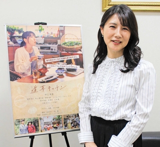 「立が営んだ喫茶店は神戸・元町にある喫茶店で撮影したんですよ」と中江有里＝大阪市内