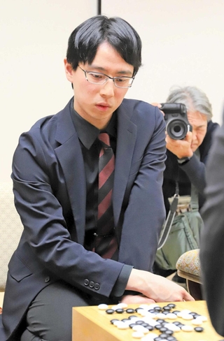 五冠目となる王座を奪取した対局後、感想戦に臨んだ一力遼五冠＝１１月２１日、ホテルオークラ神戸