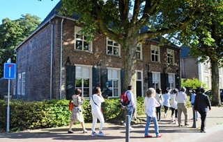 木々に囲まれた牧師館＝オランダ・北ブラバント州ニューネン