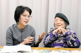 「若い世代から『歴史をきちんと知り考える機会になった』という感想が届きうれしい」と話す朴壽南さん（右）と麻衣さん＝大阪市内