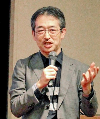 「国内にもゴッホの貴重な作品を所蔵する美術館が多くある」と話す熊澤弘教授＝神戸市中央区京町、神戸市立博物館