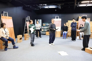 「横切るひとり、見つめるひとり、なにもない空間」の稽古風景＝大阪市内