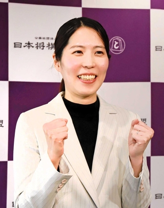 写真撮影に応じた福間香奈女流六冠＝５日午後、関西将棋会館