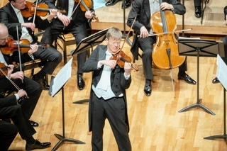 芸術監督を務めるフォルクハルト・シュトイデ（（ｃ）Ａｙｕｍｉ　Ｋａｋａｍｕ）