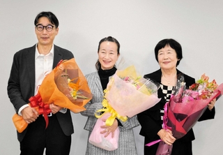 神戸エルマール文学賞の各賞を受けた（左から）真銅孝さん、本多あにもるさん、松良子さん＝神戸市中央区東川崎町１、ＨＤＣ神戸