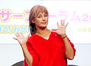 自身の乳がん治療について語る梅宮アンナさん。お気に入りのピンクブロンドのウィッグを着けて＝大阪市北区茶屋町、毎日放送