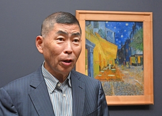 「夜のカフェテラス」を前にゴッホの印象を語る桂南光さん＝神戸市中央区京町、神戸市立博物館（撮影・大田将之）