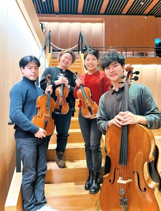 織カルテットの（左から）野澤匠、前田妃奈、吉本梨乃、ヨンス・ヨ