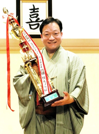 亡き師匠・桂吉朝の着物で高座に上がり、優勝を手にした桂佐ん吉＝神戸市兵庫区新開地２、神戸新開地・喜楽館