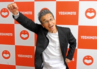 自身のアイデアを詰め込んだ脚本を上演する間寛平＝吉本興業大阪本社