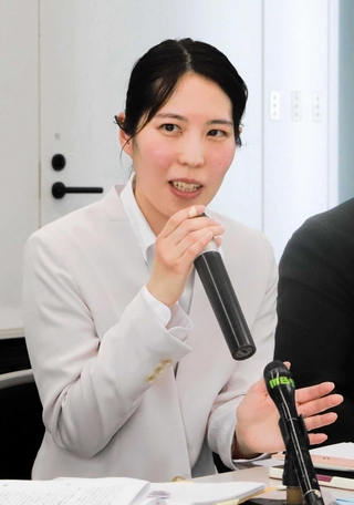 妊娠・出産に関する制度の改善を求めて、弁護士らと会見に臨んだ福間香奈女流六冠＝１０日、大阪市北区、大阪弁護士会館