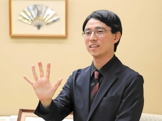 五冠達成を決めた対局後、ポーズを取った一力遼四冠＝神戸市中央区