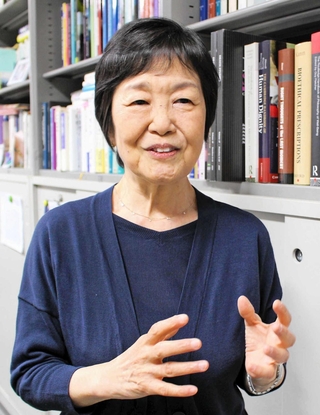 「死を理解することは生きる意味を見出すために不可欠」と話す藤井美和教授＝西宮市上ケ原一番町、関西学院大