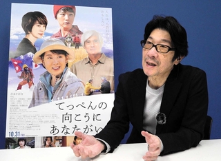 最新作「てっぺんの向こうにあなたがいる」の現場でのエピソードなどを語る阪本順治監督＝大阪市内