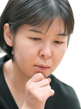 王位戦予選の決勝で斉藤優希四段に敗れた伊藤沙恵女流四段＝２５日午後、東京都渋谷区、将棋会館